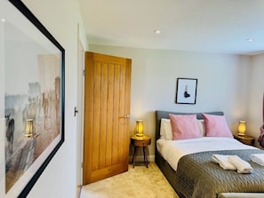 5 bedrooms, iron/ironing board, WiFi, bed sheets