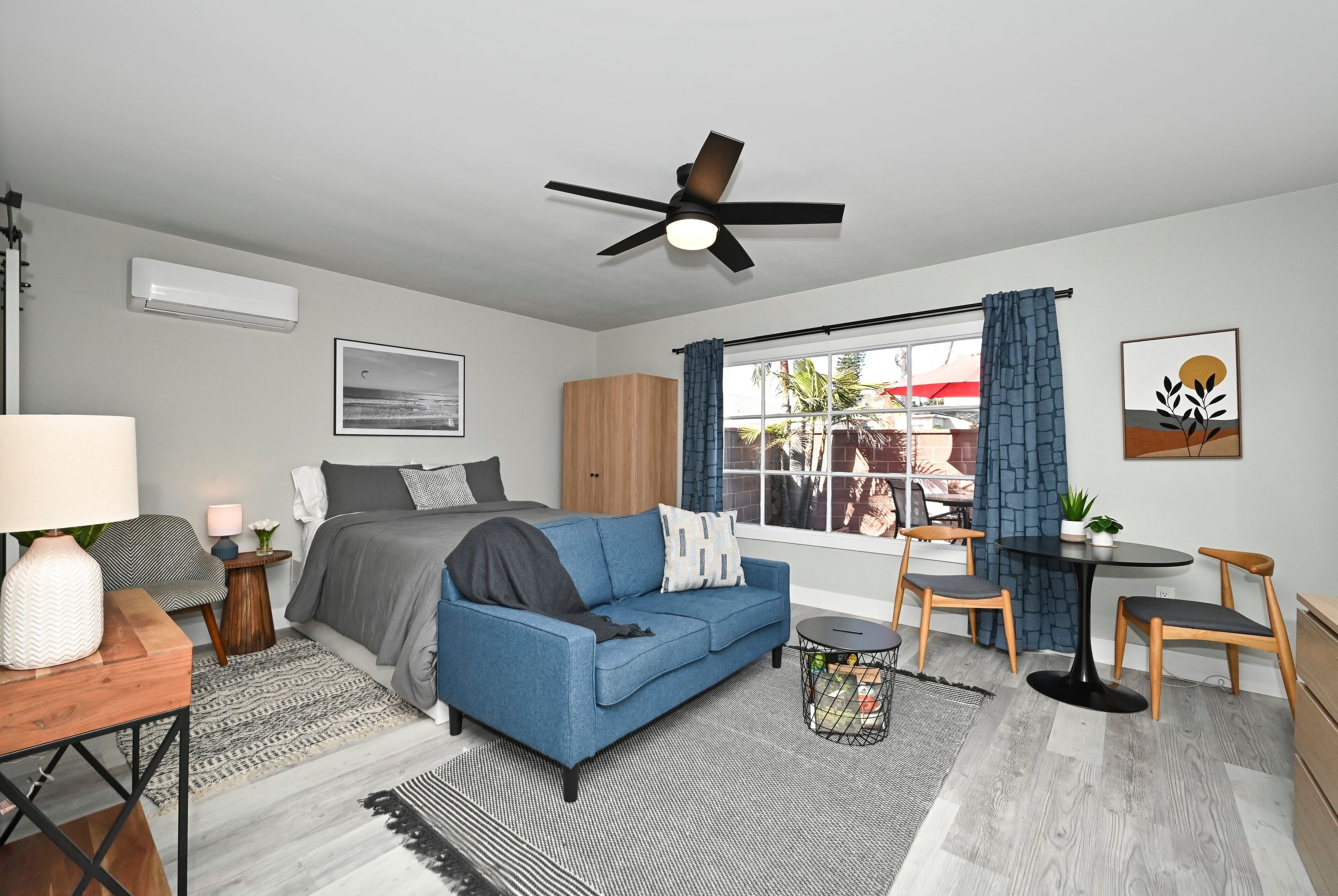 Een strijkplank/strijkijzer, wifi, beddengoed