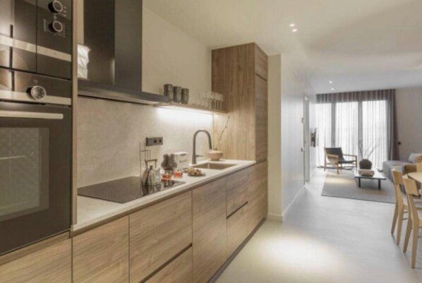 Réfrigérateur, four à micro-ondes, un four, lave-vaisselle