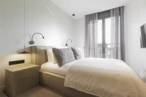 3 habitaciones, caja de seguridad en la habitación y escritorio 