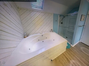 Dusche, Haartrockner, Handtücher, Toilettenpapier
