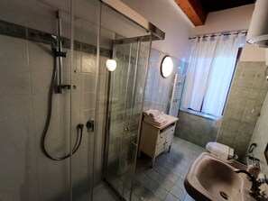 Dusche, Haartrockner, Handtücher