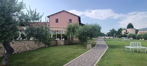 Property grounds - Apartment 'Tenuta Marchesi Fezia - 1' with Shared Pool, Wi-Fi and Air Conditioning (Narni)