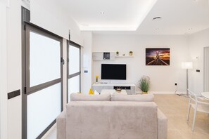 TV - Apartment '1 Dormitorio Selene' with Shared Pool, Wi-Fi and Air Conditioning (Torre del Mar)