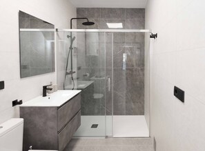 Dusche, Haartrockner, HandtĂŒcher