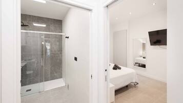 Tabla de planchar con plancha, wifi, ropa de cama