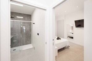 Tabla de planchar con plancha, wifi y ropa de cama 