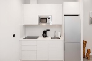 Réfrigérateur, micro-ondes, plaque de cuisson, lave-vaisselle