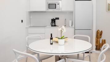Kühlschrank, Mikrowelle, Herdplatte, Geschirrspüler