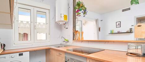 Réfrigérateur, four à micro-ondes, un four, surface de cuisson