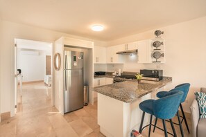 Four Ă micro-ondes, un four, surface de cuisson