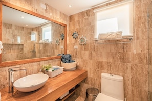 Douche, séchoir à cheveux, serviettes fournies, savon