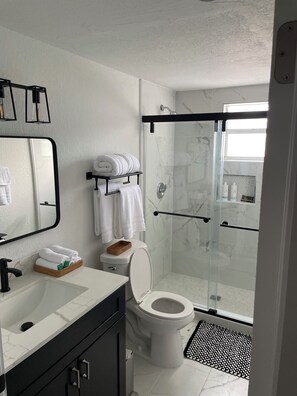 تجهيزات دش، مجففات شعر، مناشف، صابون