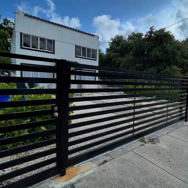 المنطقة المحيطة بالمنشأة