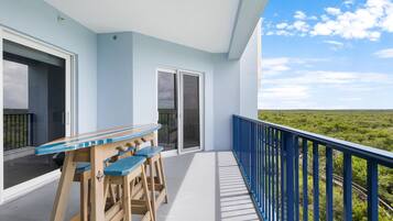 Condo, varias camas (Oceanwalk 17-502) | Restaurante al aire libre