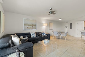 Condo, Plusieurs lits (Oceanwalk 17-502) | Aire de séjour