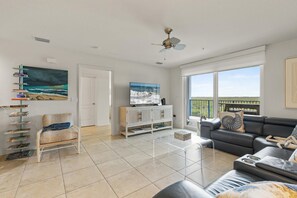 Condo, Plusieurs lits (Oceanwalk 17-502) | Aire de séjour