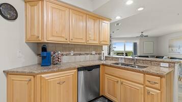 Condo, varias camas (Oceanwalk 17-502) | Cocina privada