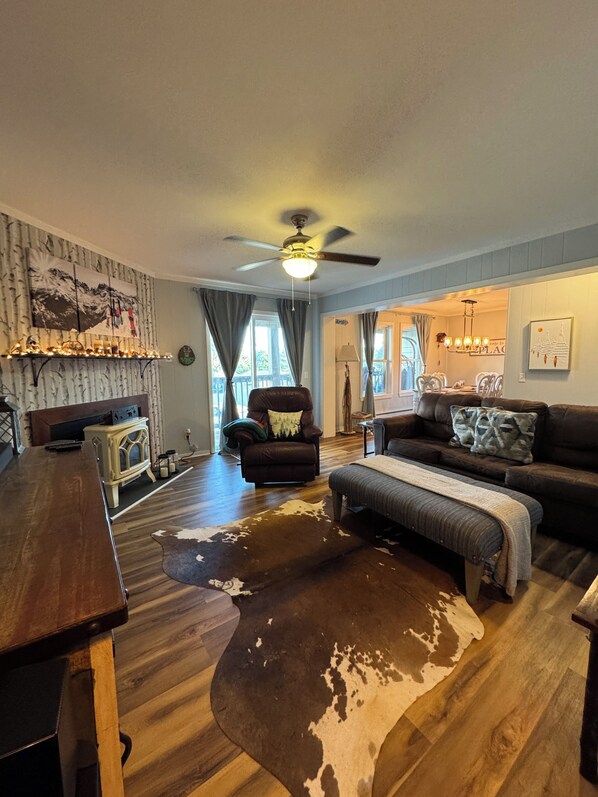 Smart TV, video games, table tennis, printers - Relaxing Mountain Escape—Steps to Town, Minutes to Slopes (Beech Mountain)