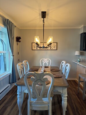 Dining - Relaxing Mountain Escape—Steps to Town, Minutes to Slopes (Beech Mountain)