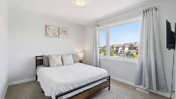 6 bedrooms, iron/ironing board, internet, bed sheets