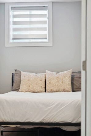 6 bedrooms, iron/ironing board, internet, bed sheets