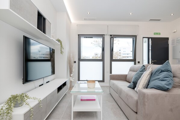 TV - Apartment '1 Dorm Lince' with Shared Pool, Wi-Fi and Air Conditioning (Torre del Mar)