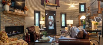 The Cedar St Silo- Sleeps 4 w/ Fireplace & Hot Tub. Walk to Downtown Lincolnton