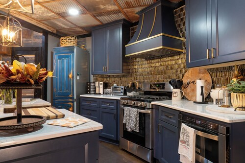 The Cedar St Silo- Sleeps 4 w/ Fireplace & Hot Tub. Walk to Downtown Lincolnton