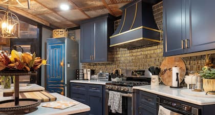 The Cedar St Silo- Sleeps 4 w/ Fireplace & Hot Tub. Walk to Downtown Lincolnton