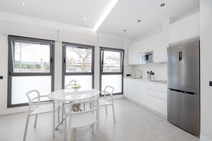 Fridge, microwave, stovetop, dishwasher - '1 Dorm Delta' Apartment with Shared Pool, Wi-Fi & Air Conditioning (Torre del Mar)