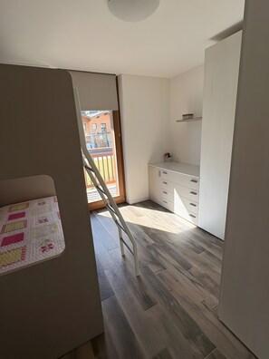 2 bedrooms, WiFi, bed sheets