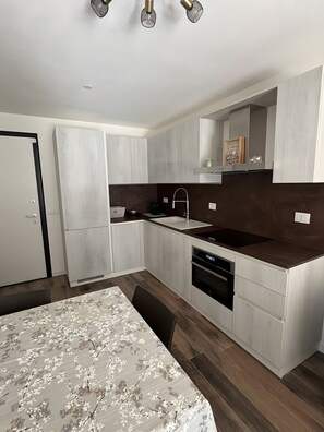 雪櫃、微波爐、焗爐、爐具