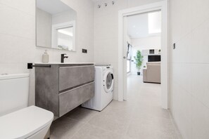 Dusche, Haartrockner, Handtücher