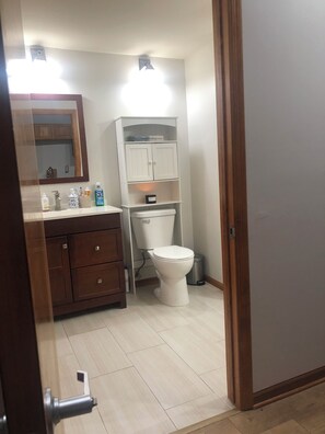 Shower, hair dryer, towels, soap - Lovely Historic Loft Downtown in East Village! (Des Moines)