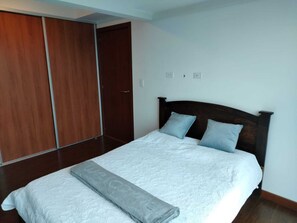 1 chambre, fer et planche à repasser, accès à Internet, literie fournie