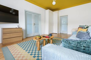 Iron/ironing board, free WiFi, bed sheets