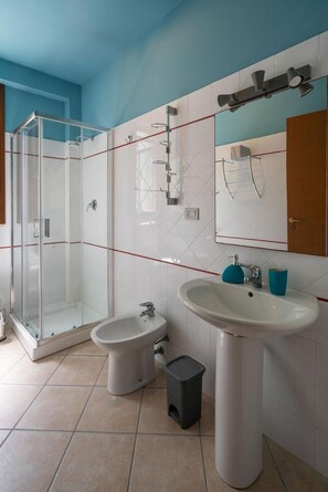Dusche, kostenlose Toilettenartikel, Haartrockner, BademÀntel