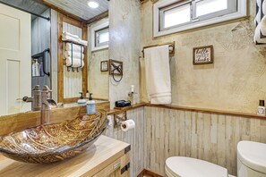 Een haardroger, handdoeken, shampoo