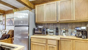 Private kitchen - Eureka Main Street Retreat Near ATV Trails & Mines (Eureka)