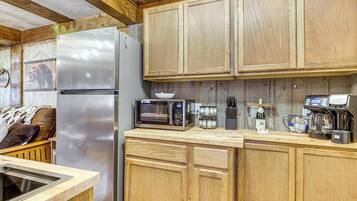 Fridge, microwave, oven, coffee/tea maker