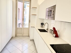 Réfrigérateur, four à micro-ondes, surface de cuisson, lave-vaisselle