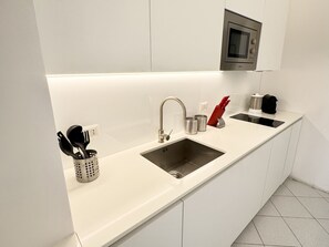 Réfrigérateur, four à micro-ondes, surface de cuisson, lave-vaisselle