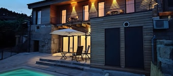 Vakantiehuis 'Casa Da Avó Custódia' met Uitzicht op de Bergen, Wi-Fi en Airconditioning