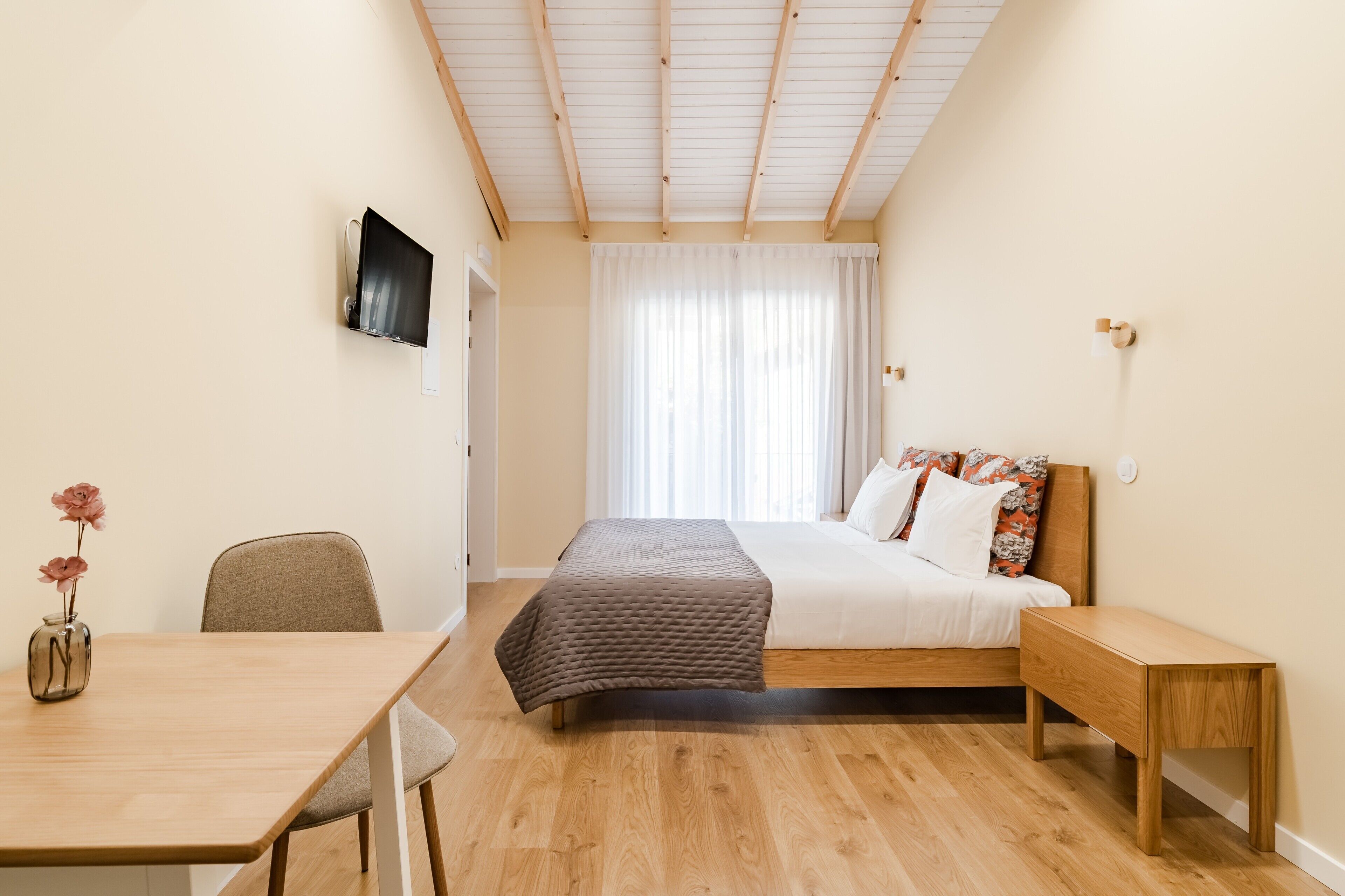 6 bedrooms, WiFi, bed sheets