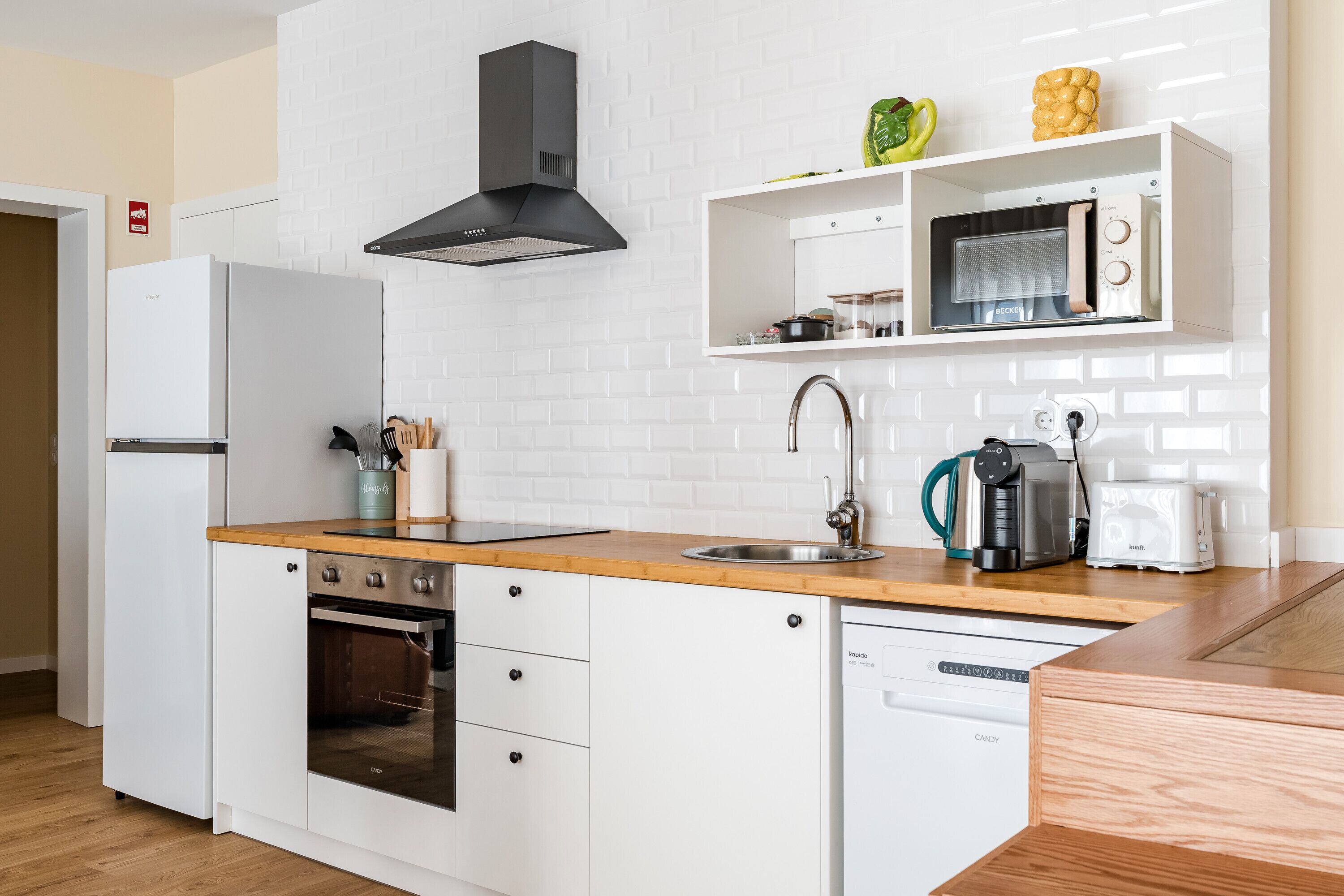 Refrigerador, microondas, horno y parrilla de estufa 