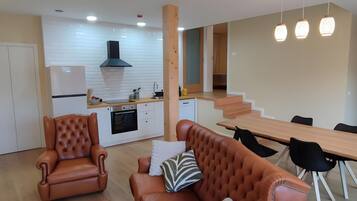 Una televisión, una chimenea