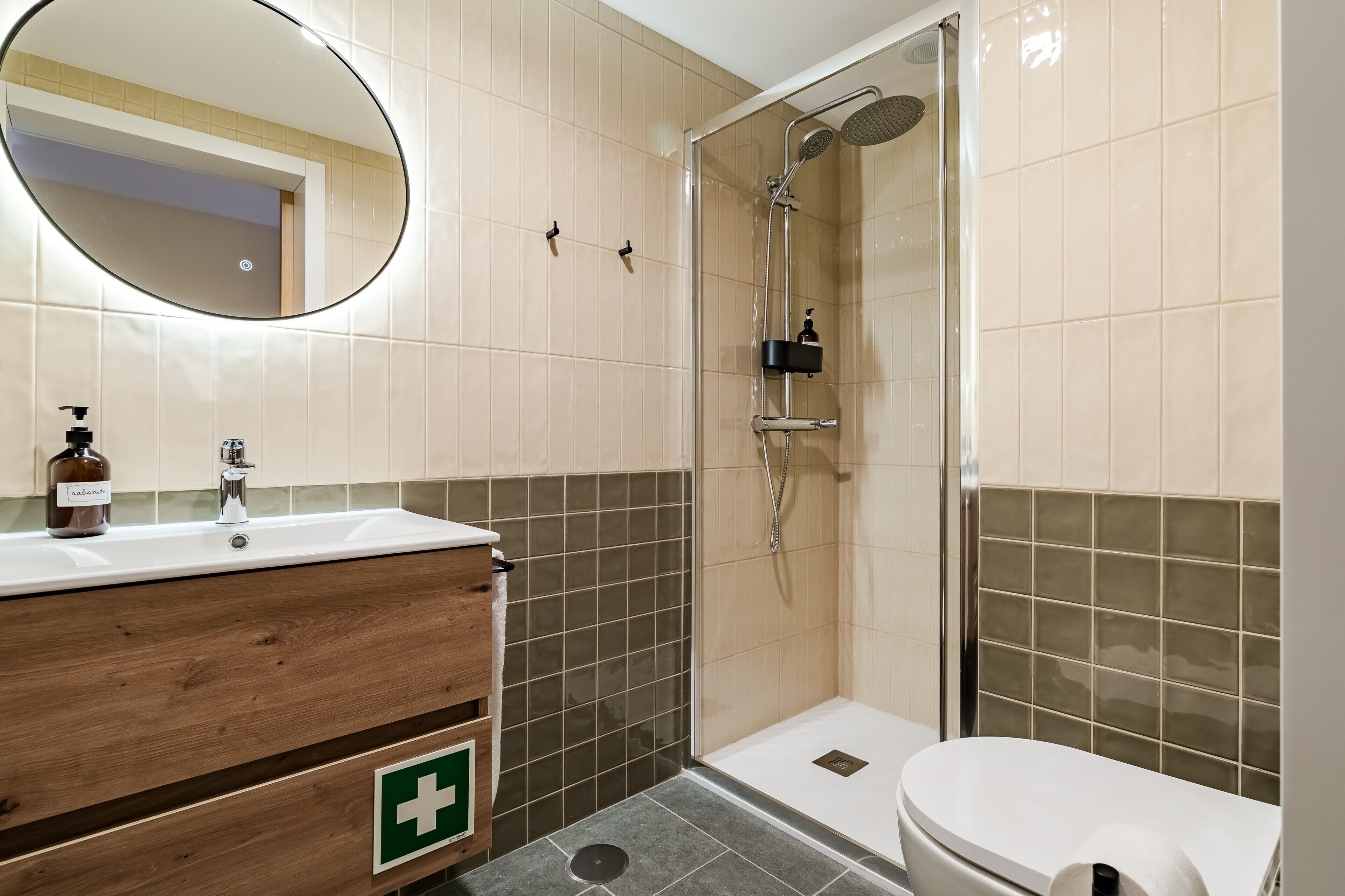 Een douche, een haardroger, handdoeken