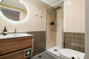 Een douche, een haardroger, handdoeken