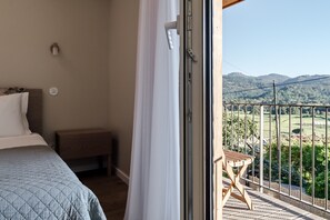 1 bedroom, WiFi, bed sheets - Room 'Avó Custódia - Room' with Mountain View, Wi-Fi and Air Conditioning (Terras de Bouro)